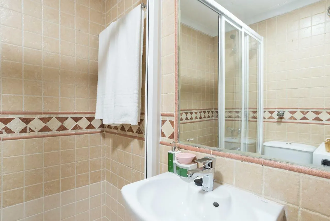 Mp3-Bright Beachfront 1-Bedroom Apt Walk To Old Town Málaga